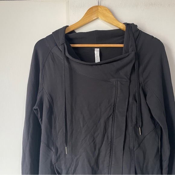 Lululemon Coast Easy Wrap in Black - Picture 4 of 9